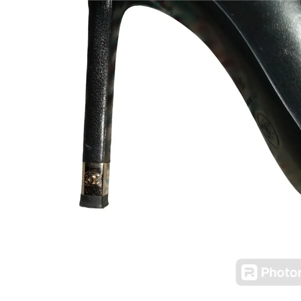 CHANEL Black Leather Rounded Toe Classics Pump Heelqs Size 38